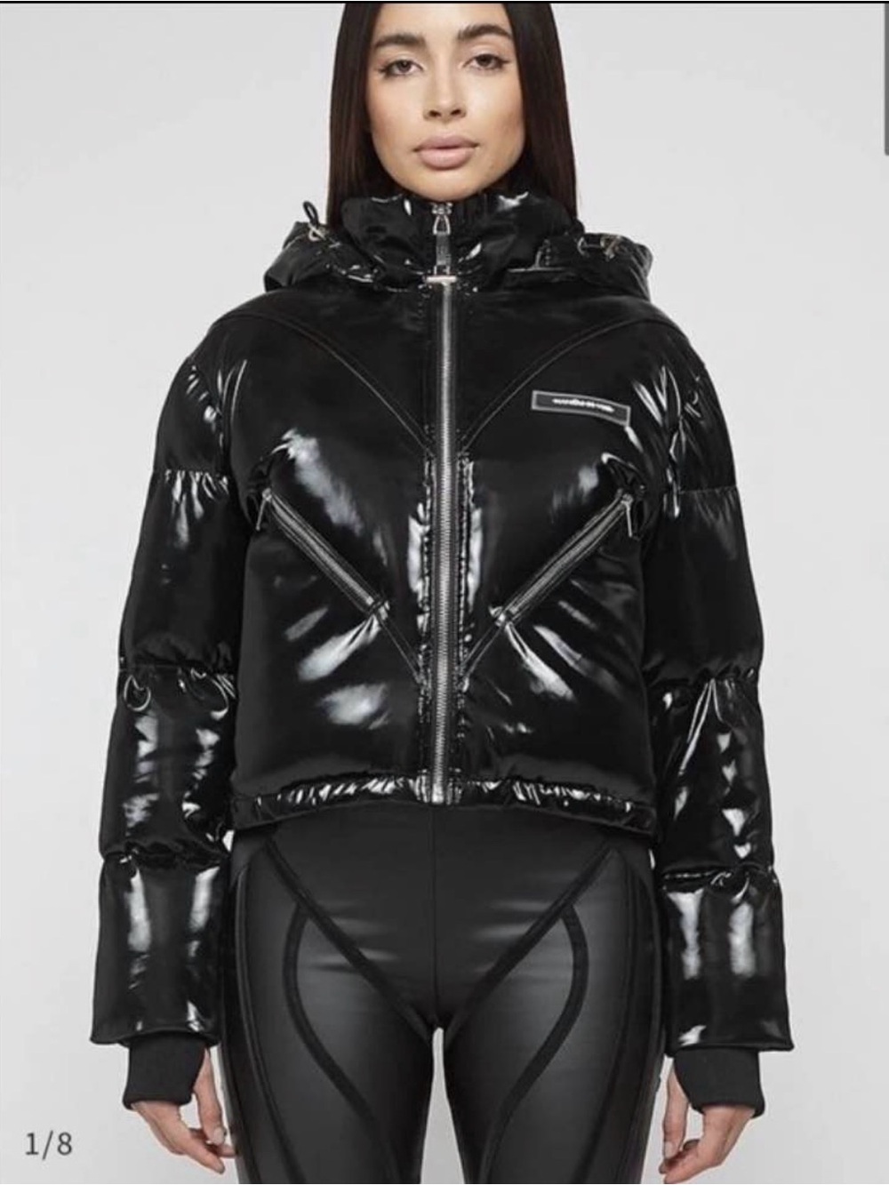 Glossy Black Puffer Jacket with Hood manière de voir